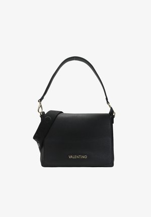 Borsa a mano in pelle nera caratterizzata da un design strutturato, logo in rilievo e tracolla staccabile con clip. Sono visibili dettagli in metallo dorato.