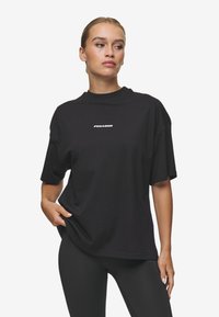 Pegador ARENDAL LOGO HEAVY OVERSIZED TEE - Apdrukāts T-krekls - black/white