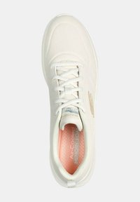 Zapatilla deportiva blanca con material sintético liso, punta redonda, diseño con cordones y plantilla acolchada rosa etiquetada como "Espuma con Memoria Aireada".