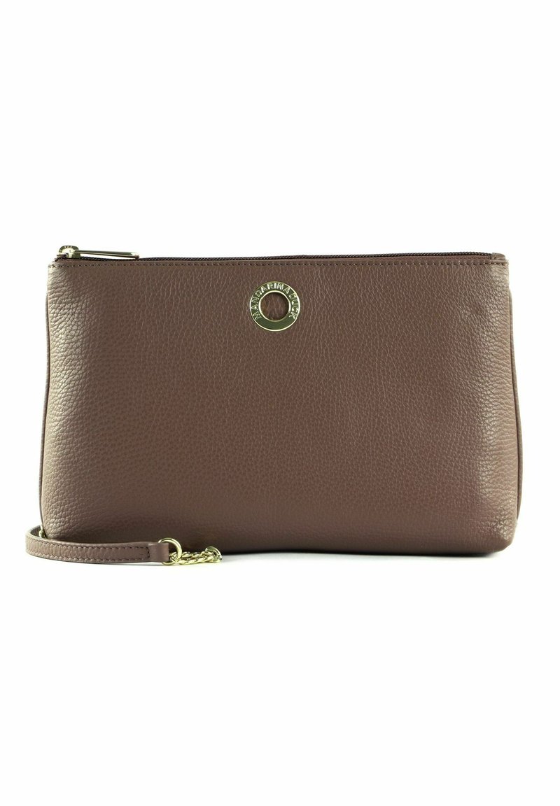 Bruine leren clutch met een textuurfinish, gouden hardwareaccent, ritssluiting en een afneembare kettingriem. Compact rechthoekig formaat.