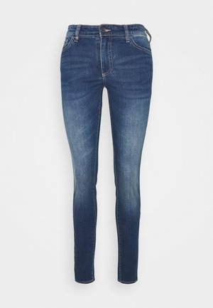 Ciemnoniebieskie dżinsy o dopasowanym kroju, z wyblakłymi miejscami z przodu, klasycznym stylem z pięcioma kieszeniami oraz zapięciem na guzik i zamek błyskawiczny.