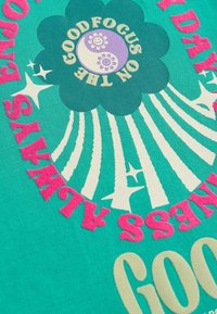 Next REGULAR FIT - GRAPHIC - Camiseta estampada - green pink