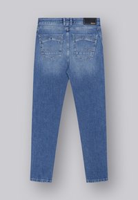 Jean en denim bleu avec une coupe slim, des poches arrière cousues et une finition texturée. Comprend une étiquette noire sur la taille.