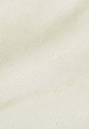 Zbliżenie na fakturowaną, kremowobiałą tkaninę z miękkim, tkanym wzorem i lekkimi ukośnymi fałdami.