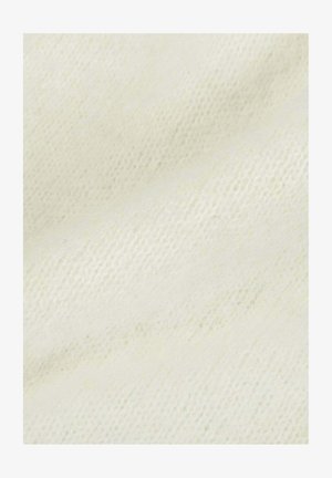 Zbliżenie na fakturowaną, kremowobiałą tkaninę z miękkim, tkanym wzorem i lekkimi ukośnymi fałdami.