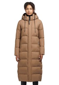 Manteau en duvet marron avec un design long jusqu'aux genoux, sections matelassées et carrées, une capuche, une fermeture éclair à l'avant et des détails de cordon de serrage ajustables.