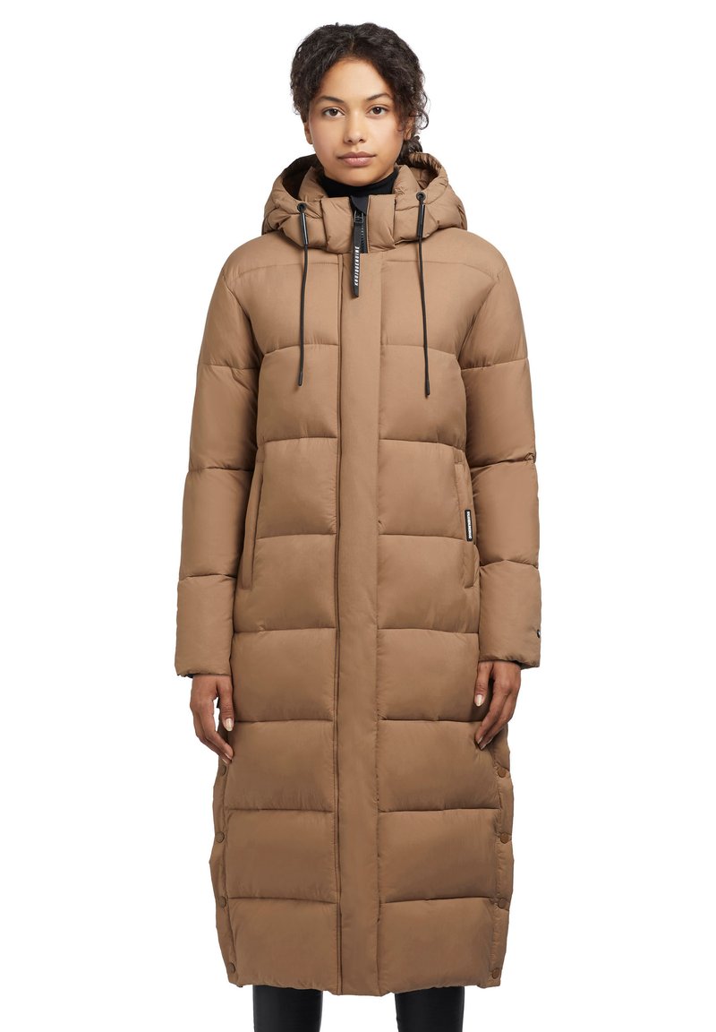 Braune Pufferjacke mit knielangem Design, kastenförmigen, gesteppten Abschnitten, Kapuze, Reißverschluss vorne und verstellbaren Kordelzügen.