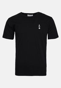 T-shirt noir à manches courtes en coton, avec un petit logo "A" et une carte à jouer blanche sur la poitrine gauche. Texture lisse, coupe classique.