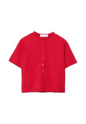 Rdeč kratkoročni pulover z okrolim izrezom in sprednjim zapiranjem na gumbe, položen na ravno belo ozadje.