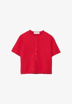 Rdeč kratkoročni pulover z okrolim izrezom in sprednjim zapiranjem na gumbe, položen na ravno belo ozadje.