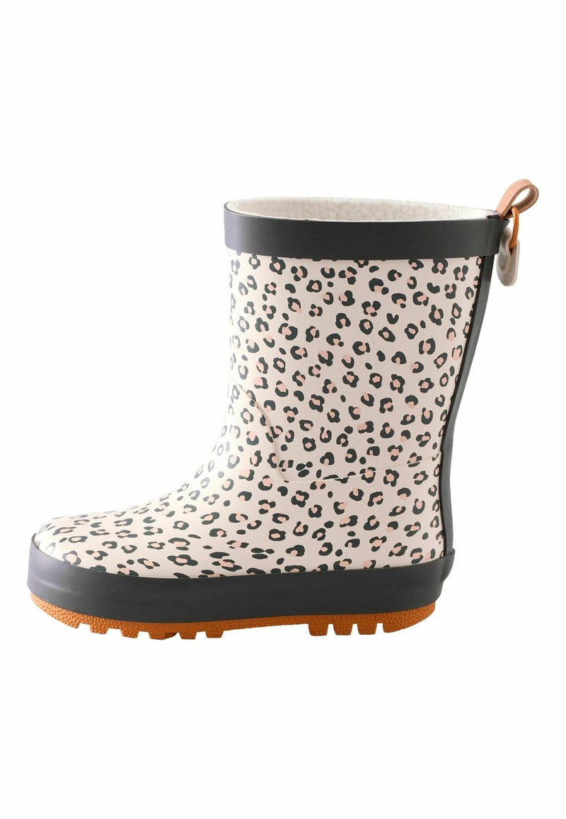 Lys rosa regnstøvle med et sort og brunt leopardmønster, garnet med en grå topkant og en struktureret orange sål for godt greb.