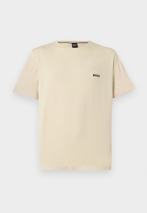 Béžové tričko s krátkym rukávom a okrúhlym výstrihom s malým čiernym logom "BOSS" na ľavej strane hrudníka.
