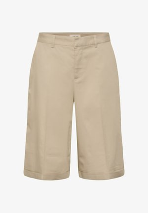 Pantaloni scurți bej, cu talie înaltă, lungime până la genunchi, cu bucle pentru curea, fermoar frontal și tivuri pliate, afișați pe un fundal alb.