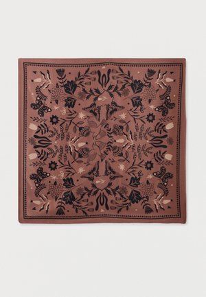 Kwadratowy brązowy szalik z symetrycznymi czarnymi wzorami kwiatowymi, motyli i ptaków w dekoracyjnym, misternym wzorze.