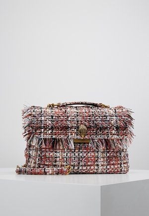 Petit sac à main rectangulaire tissé avec tissu à franges multicolores, fermoir doré et bandoulière assortie sur un socle blanc.