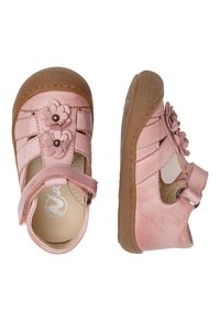 Rosa läderbarnskor med blommönster, kardborreband, perforerade sidor och en robust brun gummisula. Rundad tådesign.