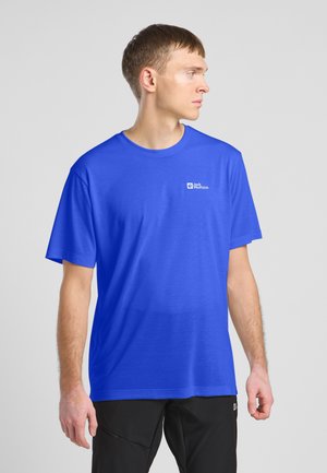 Blauw T-shirt met korte mouwen, gemaakt van lichte stof, met een klein Jack Wolfskin-logo op de linkerborst. Soepele textuur, ronde hals.