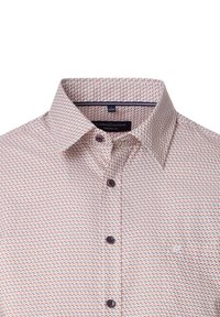 Casual fit shirt van een gemusterde stof in tinten rood, blauw en crème, met een button-down kraag en donkere knopen.