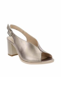 Scarpa slingback aperta in argento metallizzato con tacco a blocco, caratterizzata da una texture morbida e una fibbia regolabile per una vestibilità sicura.