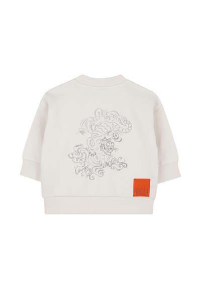Sweatshirt blanc à coupe décontractée, avec un graphique argenté d'un tigre et des motifs tourbillonnants dans le dos, et un patch de logo orange.
