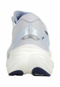 Scarpa sportiva azzurro chiaro con tomaia in rete testurizzata, supporto per il tallone in plastica e una spessa suola bianca con una suola in gomma blu scuro.