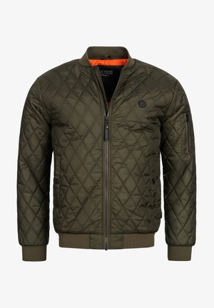 Steppjacke im Bomber-Stil in dunkelolivgrün mit Reißverschluss, geripptem Kragen und Bündchen sowie lebhaftem orangem Futter. Mit Seitentaschen.