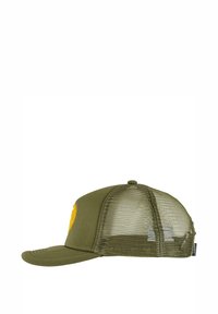 Grøn cap med netbag, buet skygge og en gul broderet lap på forsiden. Har en snapback lukning.