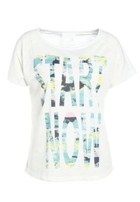 Camiseta blanca de manga corta con un diseño de texto colorido que dice "EMPEZAR AHORA" en azul, amarillo y rosa con un aspecto texturizado.