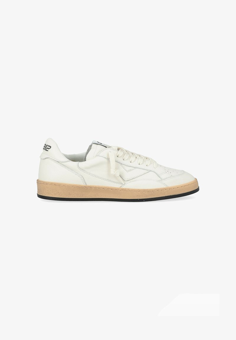 Sneaker bianco in pelle con suola in gomma marrone testurizzata, cuciture minime, punta tonda e lacci piatti. Presenta un accento nero sul tallone.