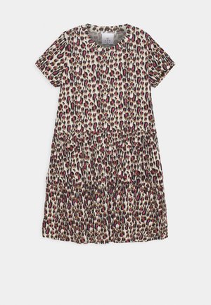 Kortærmet kjole med pink og brun leopardprint mønster og lagdelt nederdel på hvid baggrund.