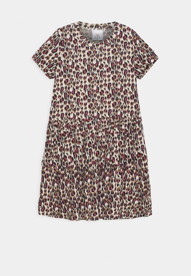 Robe à manches courtes avec motif léopard rose et marron et jupe à volants sur fond blanc.
