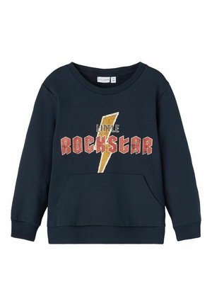 Marineblauwe sweatshirt met een ronde hals, voorzien van een voorzak, tekst "LITTLE ROCKSTAR" en een bliksemschichtgrafiek in contrasterende kleuren.