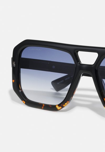 Ochelari de soare supradimensionați negri și cu motif de broască țestoasă, cu rame unghiulare, lentile gradient și detaliu cu logo pe braț. Finisaje mate și lucioase.