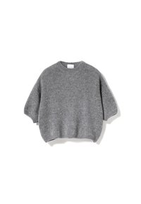 Maglione oversize grigio lavorato a maglia con scollo rotondo e maniche corte. Tessuto morbido e orlo a coste. Nessun motivo o accento visibile.