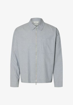 Svetlo siva jakna z zadrgo, z raznolikim karo vzorcem, koničastim ovratnikom in prsnim žepom.