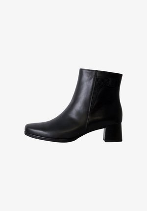 Bottines noires en cuir avec une finition lisse, bout arrondi, panneau d'accent texturé et un talon carré. Design simple et classique.