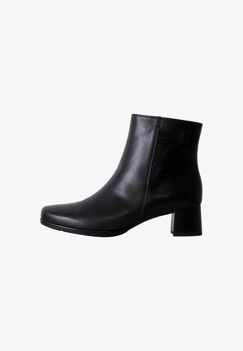 Botas de cuero negras hasta el tobillo con un acabado suave, punta redonda, panel de acento texturizado y un tacón cuadrado. Diseño simple y clásico.