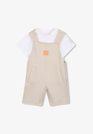 Beige en wit gestreepte peuter-overalls met voorzakken, gecombineerd met een wit shirt met korte mouwen en een drukknop op de schouder.