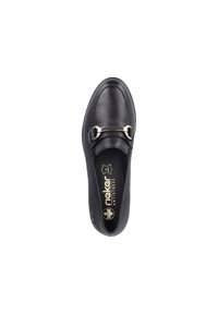 Chaussure en cuir noir à enfiler avec un talon plat, accent en métal doré, et semelle intérieure rembourrée portant l'inscription "rieker ANTISTRESS."