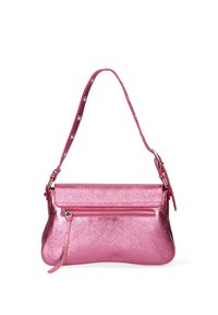 Borsa a spalla metallica rosa con tasca frontale con zip, forma arrotondata, tracolla regolabile con dettagli in borchie argentate, texture liscia.