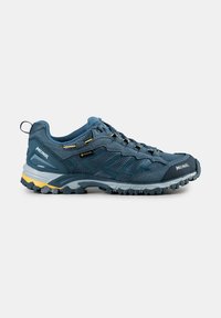 Scarpa da trekking da uomo in mesh e suede blu scuro, dotata di membrana Goettek, punta rinforzata e suola robusta con battistrada e accenti gialli.