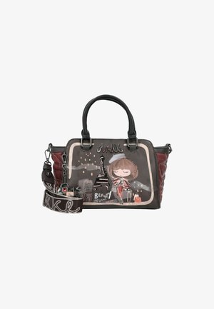 Bolso de mano negro y burdeos con textura acolchada, que presenta un diseño de dibujo animado de una niña y la Torre Eiffel. Incluye una correa desmontable.