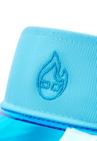 Modrá čiapka so šitým logom v tvare plameňa, ktoré obsahuje futuristické okuliare na látkovom remeni.