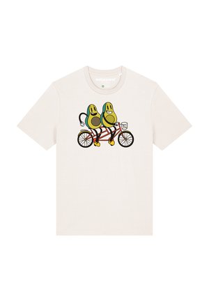 Cremefarbenes Baumwoll-T-Shirt mit einem Grafik-Motiv von zwei Cartoon-Avocados, die auf einem roten Fahrrad fahren, mit schwarzen Konturen und verspielten Gesichtsausdrücken.