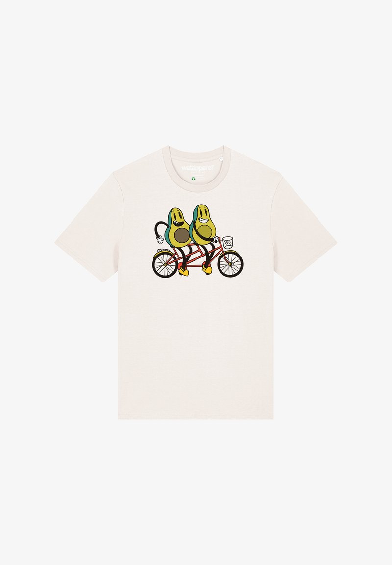 Cremefarbenes Baumwoll-T-Shirt mit einem Grafik-Motiv von zwei Cartoon-Avocados, die auf einem roten Fahrrad fahren, mit schwarzen Konturen und verspielten Gesichtsausdrücken.