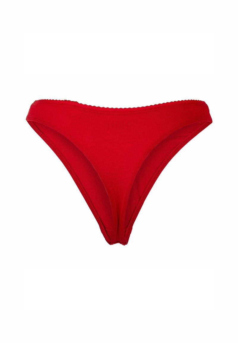 Ropa interior femenina estilo bikini roja con cintura elástica festoneada y tejido liso sobre fondo blanco.