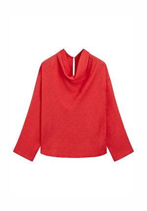 Rode blouse met lange mouwen, een gedrapeerde col met drapering en een kleine sleutelgatopening aan de achterkraag.