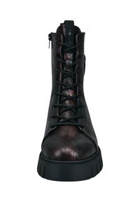 Botines negros y bronce hechos de cuero texturizado, con punta redondeada, cordones en la parte frontal y una suela gruesa y estriada.