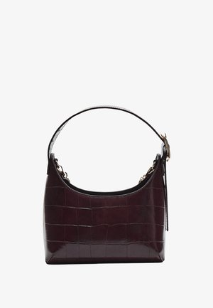 Borsa a mano in pelle bordeaux scuro con texture a coccodrillo, cima curva, ampia tracolla e dettagli in metallo. Design compatto e slanciato.