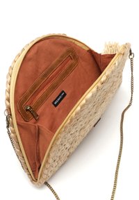 Borsa in paglia intrecciata con chiusura a zip, fodera in tessuto arancione, tasca interna e tracolla in metallo dorato per il trasporto.